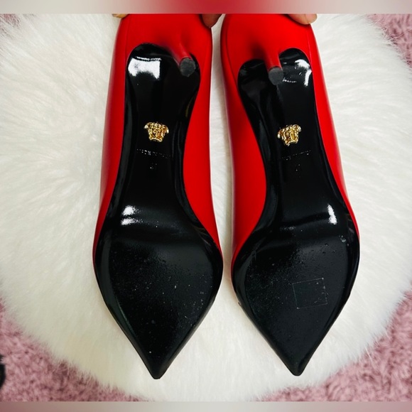 Authentic Versace logo plaque pointed toe pumps.Worn once. Sz 11. Mint condition - Picture 5 of 7